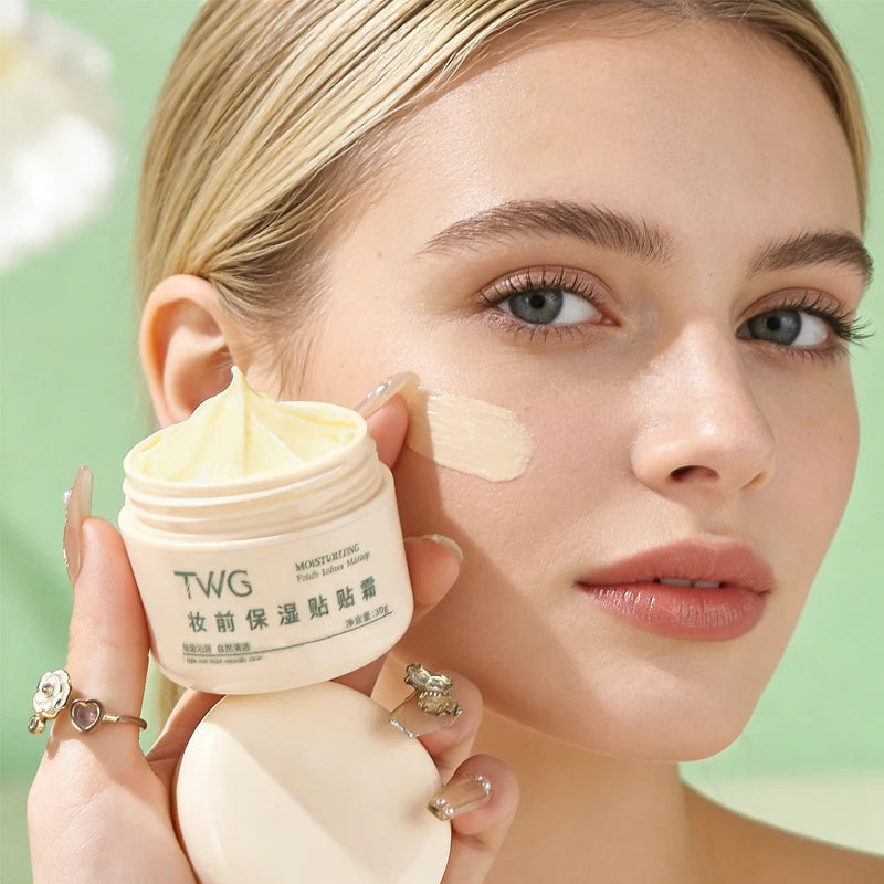 Moisturizing patches and creams before makeup, light and natural, creating a clear and transparent makeup look