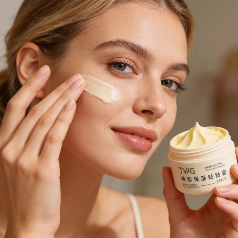 Moisturizing patches and creams before makeup, light and natural, creating a clear and transparent makeup look